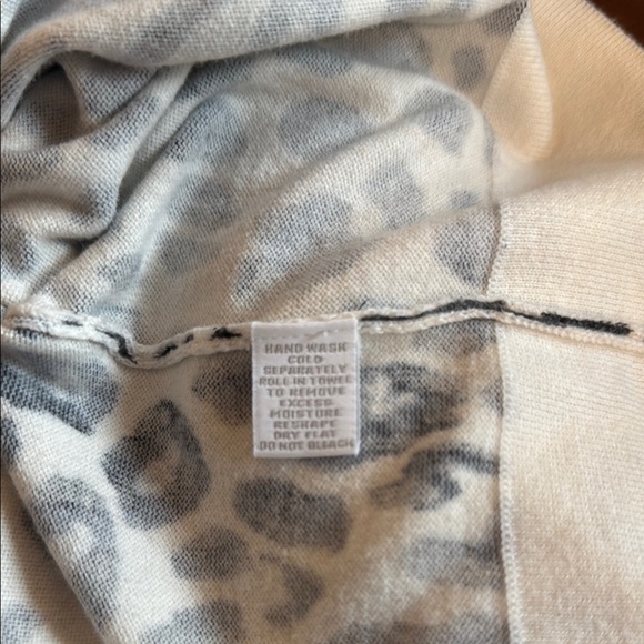 Beautiful NWOT Charter Club Black White Leopard Print Asymmetric Ombre Cardigan - Picture 4 of 8